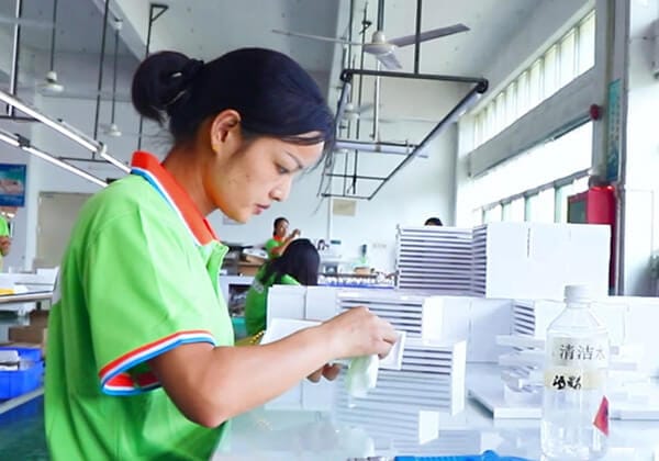 Professional dust-free cleaning process for acrylic displays at ACRYLIC2GO facility